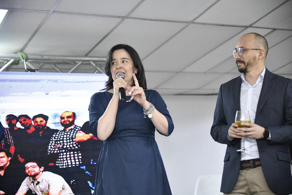 Ministerio_TIC's tweet photo. "Los 327 colombianos que se están graduando hoy son la primera generación de lo que esperamos sean muchas generaciones de científicos de datos": ministra @ConstainSylvia en la graduación del #TalentoEnCienciaDeDatos. https://t.co/KXnwZGWy8f