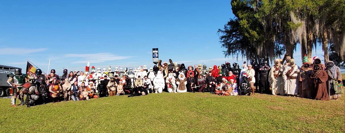 Everyone in together close!! A great time was had by all at the annual Claremont Christmas Parade. The Mercs of House Buurenaar Verda we’re joined by members of the @official501st and @officialrebellegion  just a bunch of great folks doing a great thing. #ThisIsTheWay