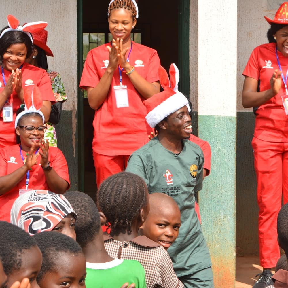 CecyConsult's tweet photo. @DrJayeoluwa of Cecyhealth teaching and prepping the children of Ehovor community school on tips to improve their personal hygiene. 
.
Santa Medic Visit to Ehovor community, courtesy Azura power plant Edo.

#santamedics #cecyhealth #HealthCare #healthylifestyle  #azuraedo https://t.co/E0sZqll1GM