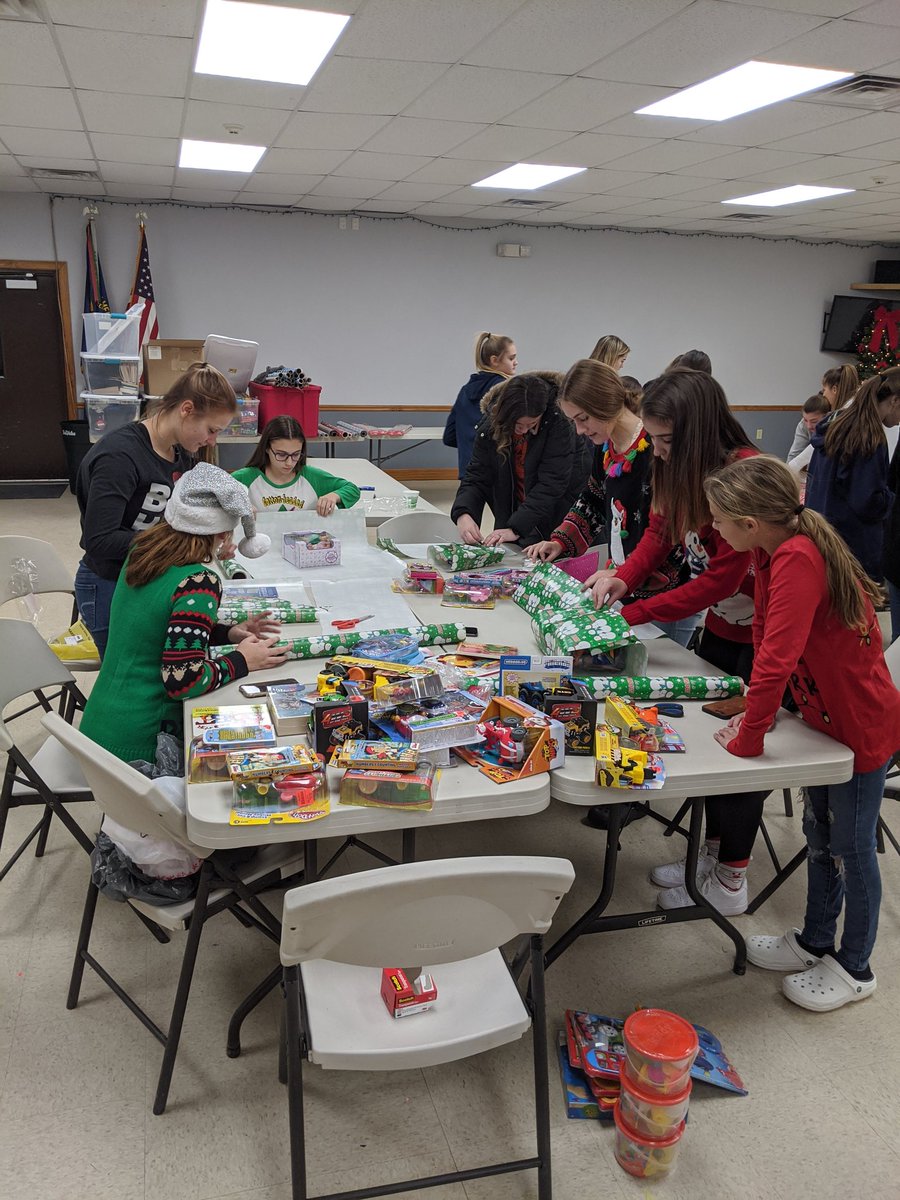 HoopsGator's tweet photo. #WorkHardPlayHard #GoGators #BreakfastwithSanta @bree19573588 @cailey_barnett @jadeevens24 @maleah___ @graciearcher50 @CauserMallory https://t.co/sh63VlXOcu