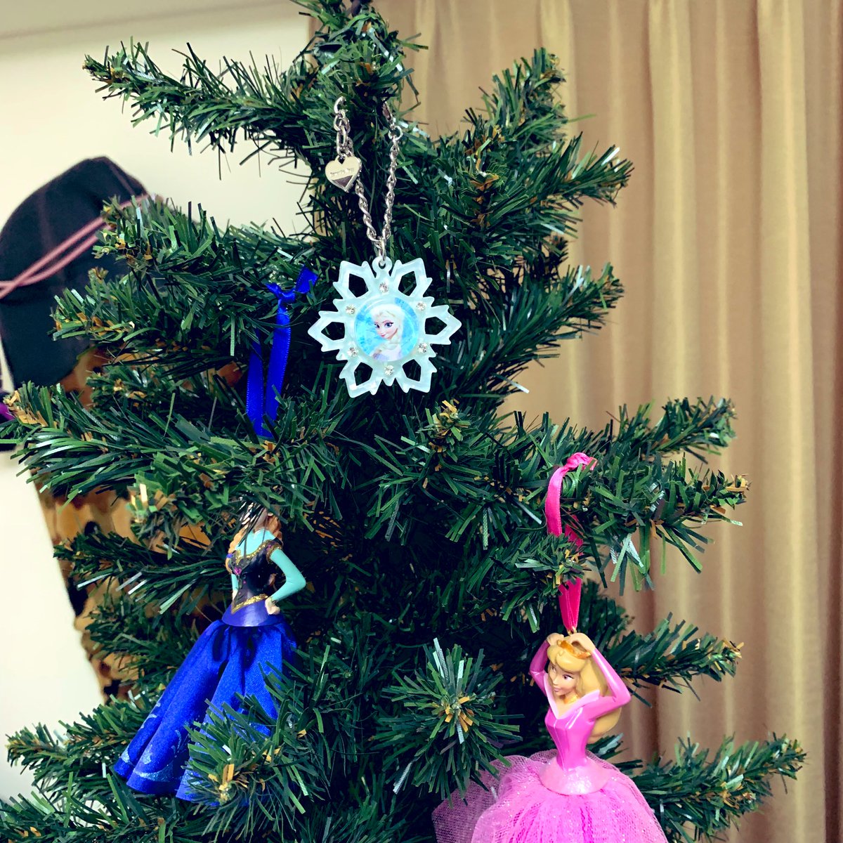 Tamami ベツレヘムの星 ディズニープリンセス クリスマスツリー アナ雪 フランフラン てっぺんに飾る ベツレヘムの星も見つからない 丸いピンクのオーナメントも どこに片付けたのか 記憶に無くて ハートだと なんかイメージが違うんだよな また夜に