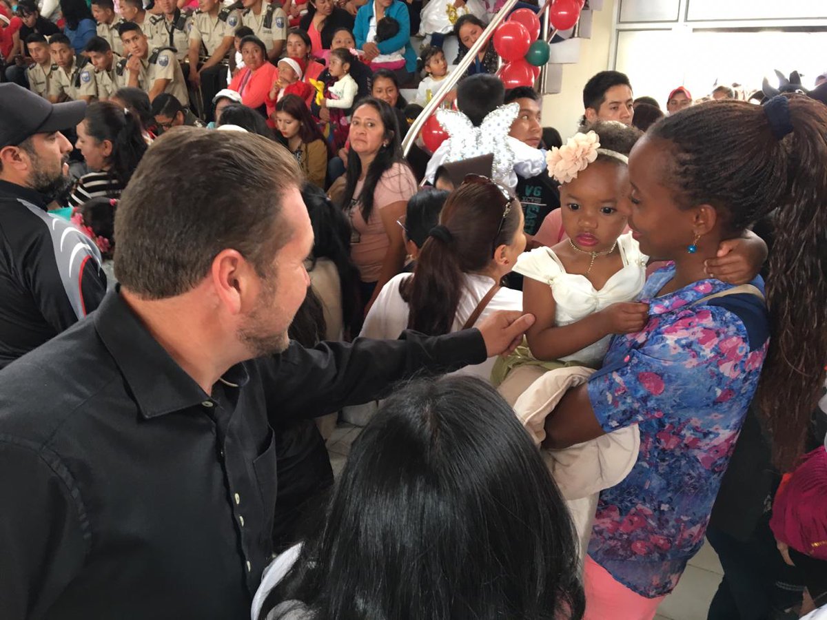 BorisFernandezD's tweet photo. La Navidad  es un tiempo de alegría, de intercambio y hermandad, gratos momentos compartimos con las familias de Azogues y Biblian en el evento #NavidadConDulzura. 

@Lenin
@IvanGrandaM 
@InclusionEc https://t.co/TD8VlE6WQf