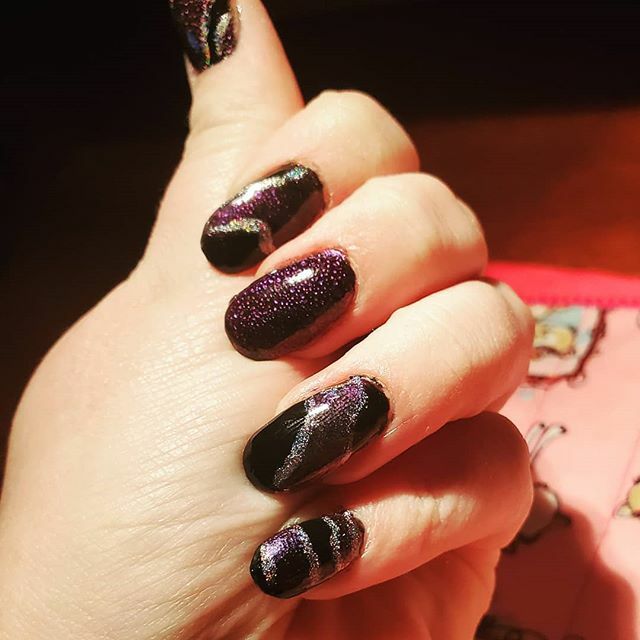 Scarele's tweet photo. Used @kirstymeakin's technique to do a bubble nail. Geode or Dragonscale nails? Dunno what to call them.
#nails #nailart #bubblenail #ilnp https://t.co/1SF32jibaj https://t.co/asB9wAGE6M