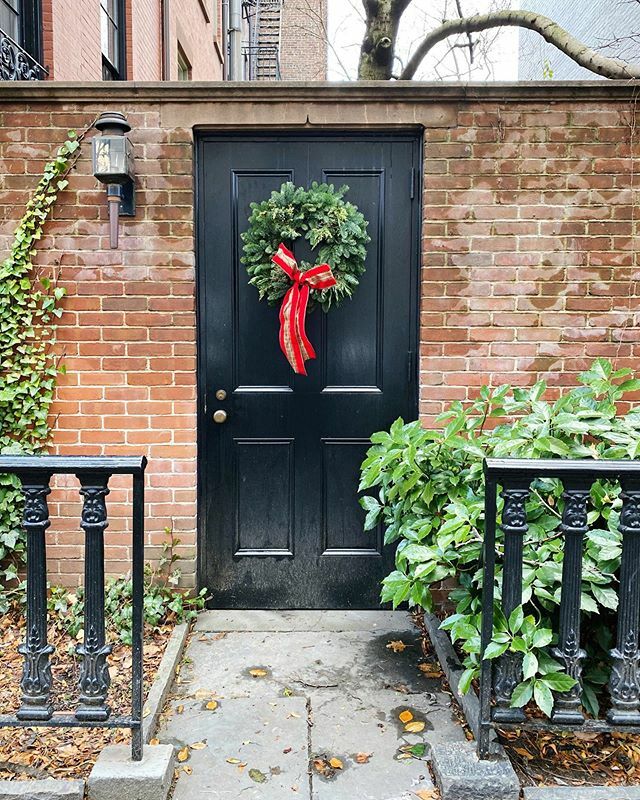 SCAVENGENIUS's tweet photo. The West Village is even dreamier decked out for Christmas. https://t.co/JA5Q9e5DhH https://t.co/a6ex0mDUdq