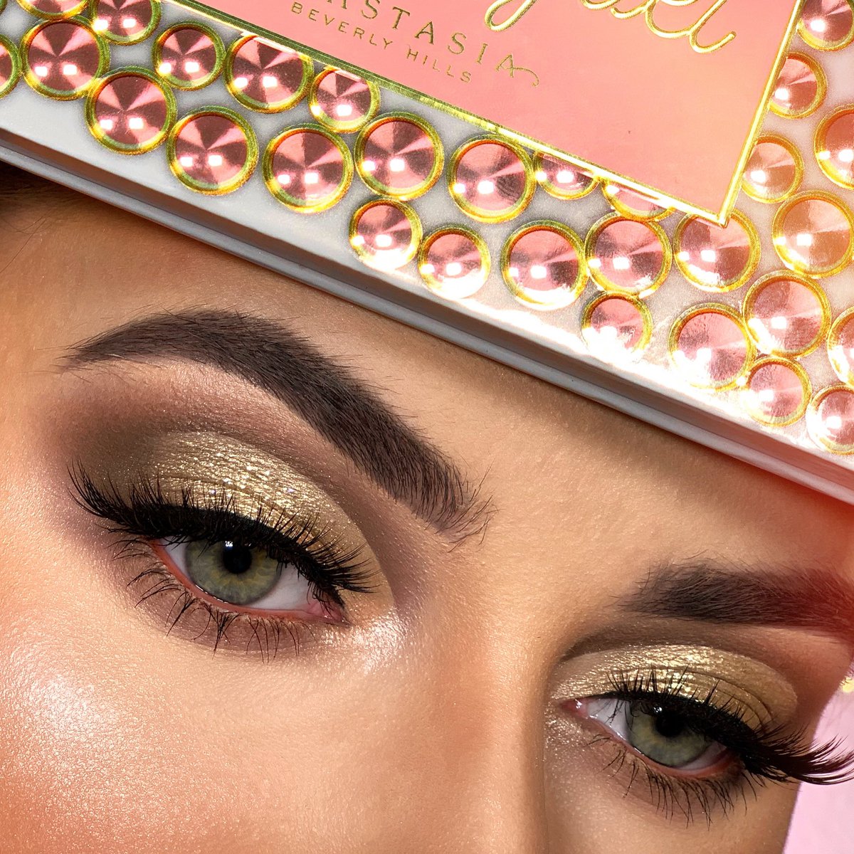 kalinakuli1's tweet photo. @ABHcosmetics ❤️❤️ I love this Palette ❤️ https://t.co/5zRKtsA1yj