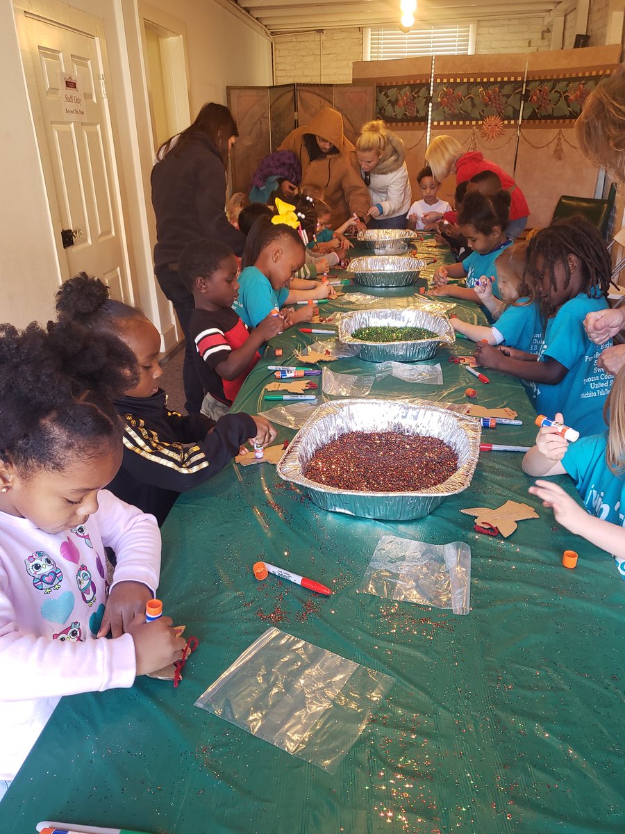 nlongoriaHS's tweet photo. Field Trip to The Santa House (Kell House) was magical!My kids had a wonderful time. #mayfieldsHSmunchkins https://t.co/eJytdo0Kx5