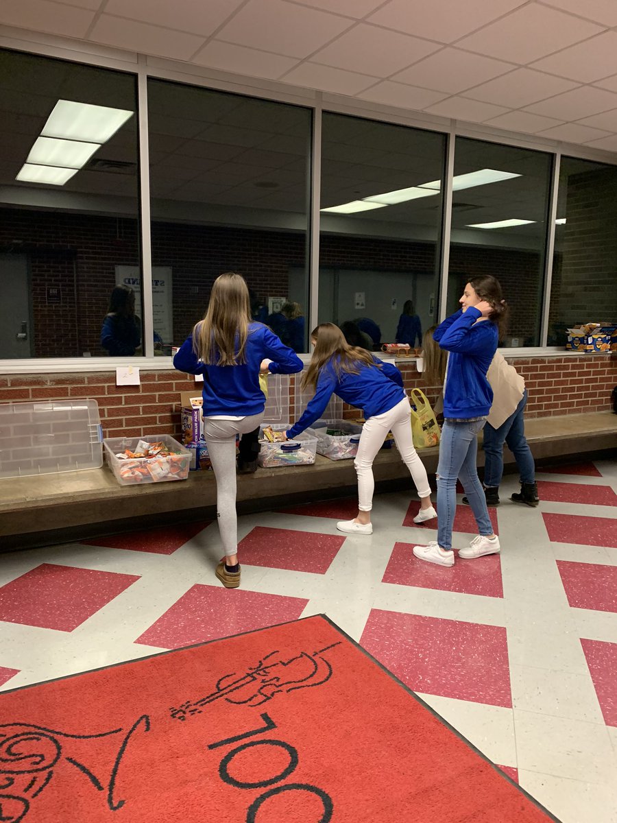 n_omss's tweet photo. tonight we had a local girls soccer club donate their time to get our winter delivery ready for next week and packed well over a 100 snack packs for our weekly distributions π #omssnap #bekind #giveback #orefieldms @mrsaboltz @OrefieldMS https://t.co/derCCPMBin