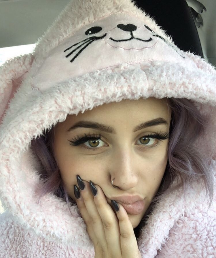 MarcesSarah's tweet photo. i m back yo les chéries ❤️ https://t.co/3rFgDP5LnR