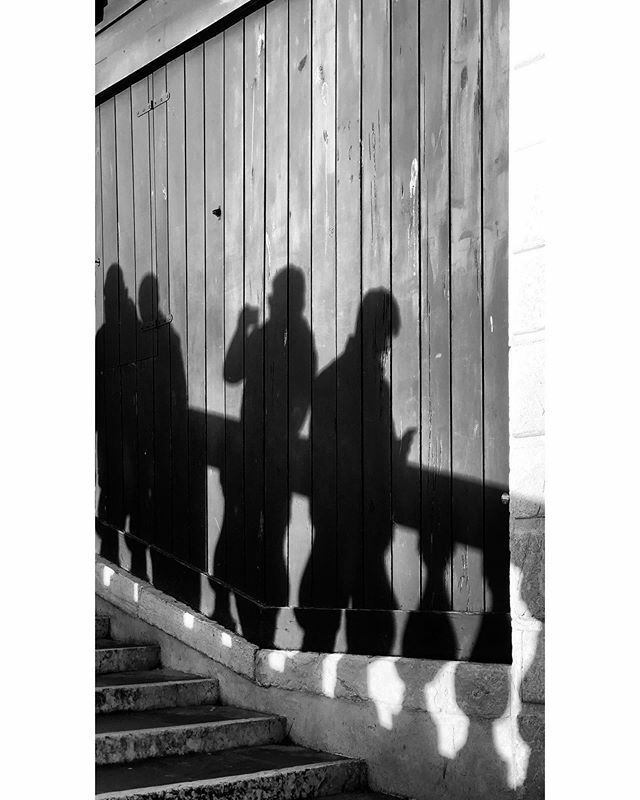 Selfie Shadows on the Rialto Bridge #selfie #rialto #ponte #venezia #veneto #italia #streetphotography #photo #shadow #candid #photography #travel #flyeatbuy🇮🇹 ift.tt/2YMB8jq