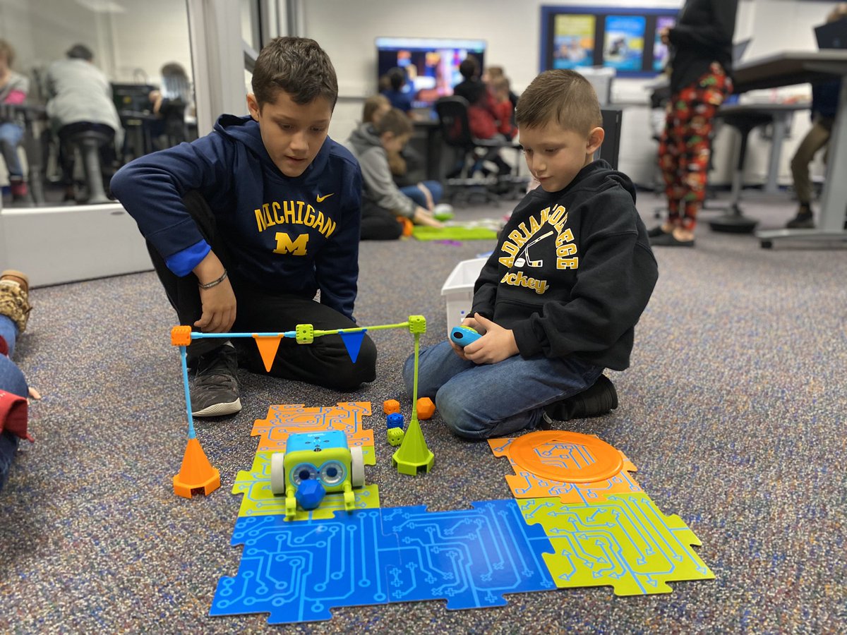 jbrandeberry's tweet photo. Madison 7th graders hosted #HourOfCode for elem sts- 301 engaged in #ComputerScienceForGood @jeanellewonders @mar10g @codeorg @Trojans_Madison https://t.co/H77VPIsIBm