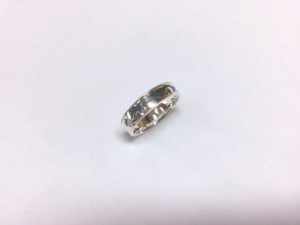 じゅえりー工房ｋ オーダーメイドで制作させていただいたウルフリング 両サイドにはダイヤモンドとサファイアを留めさせていただいております このようなオーダーメイドもお気軽にご相談ください 指輪手作り 指輪オーダーメイド シルバー