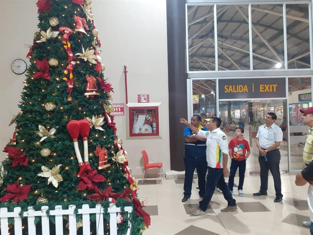 Larry_vite's tweet photo. #TerminalTerrestre #ArbolDeNavidad #PatioDeComida 🌲🎅

Empezamos de Cero , y dios mediante ya casi  tenemos listo ,nuestro primer árbol de Navidad de 5 metros 🌲y el primero que se coloca en Santa Rosa de parte de una administración municipal de esta altura 5️⃣Mts , https://t.co/D4sZSLoFH7
