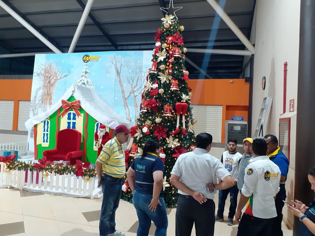 Larry_vite's tweet photo. #TerminalTerrestre #ArbolDeNavidad #PatioDeComida 🌲🎅

Empezamos de Cero , y dios mediante ya casi  tenemos listo ,nuestro primer árbol de Navidad de 5 metros 🌲y el primero que se coloca en Santa Rosa de parte de una administración municipal de esta altura 5️⃣Mts , https://t.co/D4sZSLoFH7