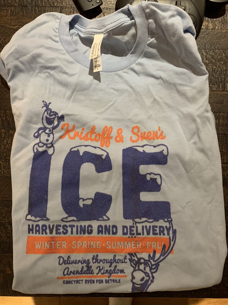 RoyalIceMaster's tweet image. ((My friends got me this amazing t-shirt oh my god 😭💙❄️