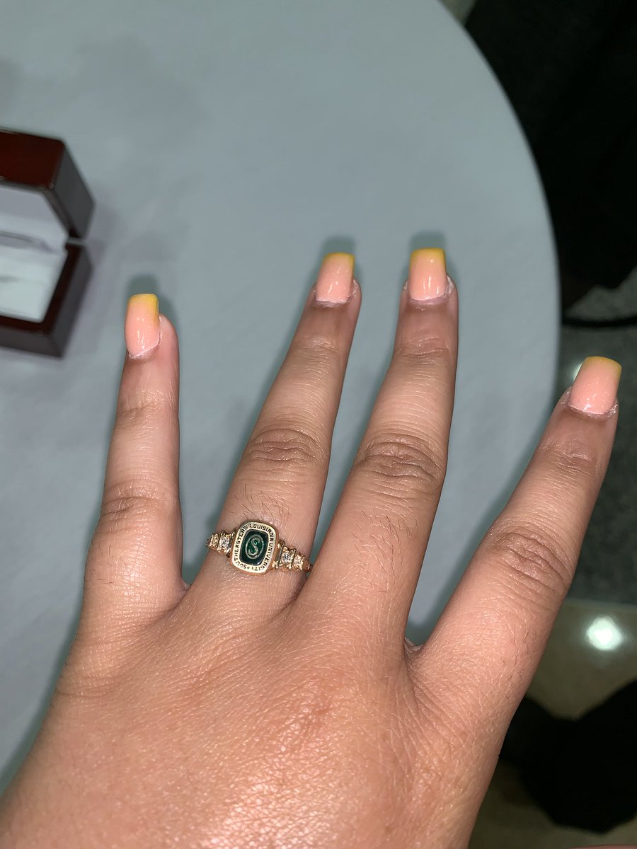 jenntblazers's tweet photo. College ring til I get a wedding ring πππ #southeasternring https://t.co/AoK0HH5z8Y
