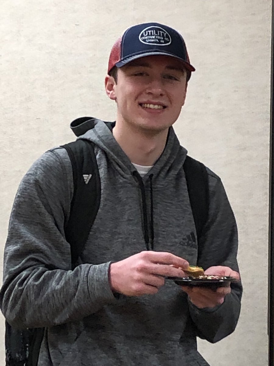 MrsStanton12's tweet photo. KVCC early college students taking a quick study break and decorating a sugar cookie during finals week! #glcsec https://t.co/OrFOC4EFUA