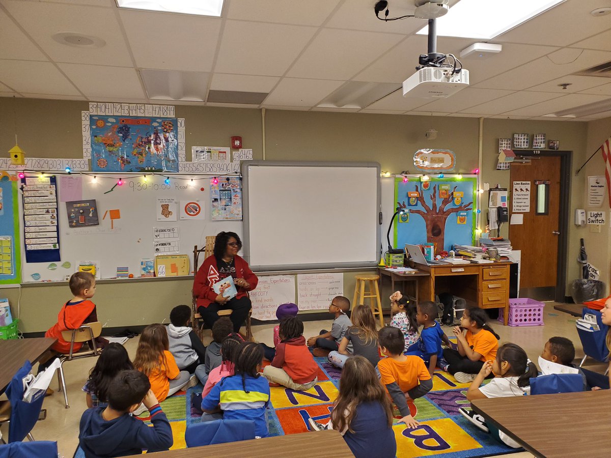 SLADST1913's tweet photo. The Dive into Books with Delta Committee read to students at Marion Elementary School in The Ritenour School District. The committee also distributed books to approximately 250 students!! #DiveIntoBooks #SLADST 📚📕 https://t.co/ThM5JDV3BH