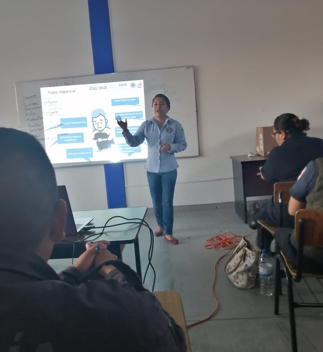 UnidadGnro_SSPO's tweet photo. Con el objetivo de brindar espacios seguros a las mujeres que se encuentran en situación de riesgo de violencia, se capacita a integrantes de la Policía Municipal en el PSO #MujeresASalvo. Este programa es parte de las acciones de la @SSP_GobOax para atender declaratoria de AVGM https://t.co/vNkzLpGMYC