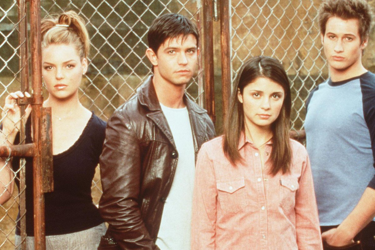 A promotional image from the original (and true) Roswell TV show.