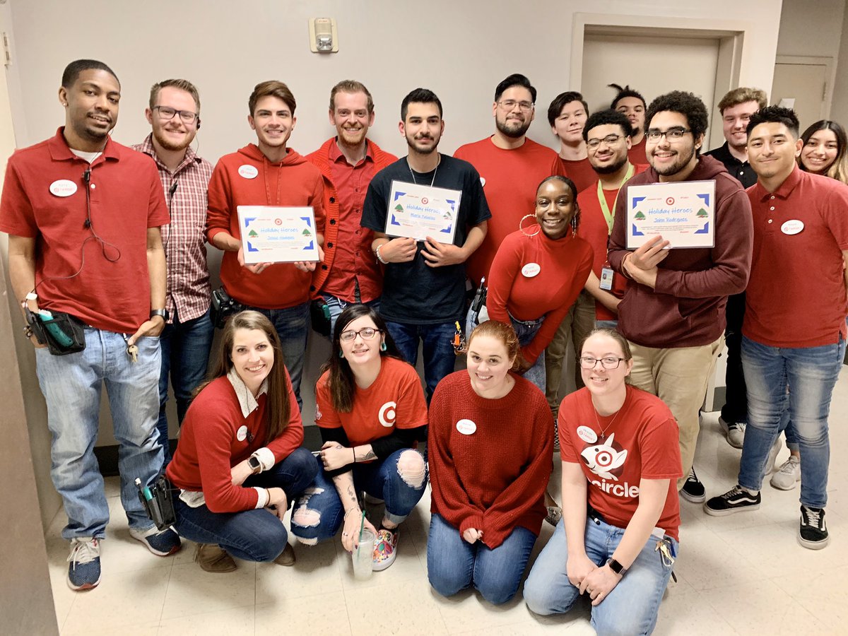 Celebrating our #R300HolidayHeroes with our #FryRdFam! These team members continuously shine on our team by having great results and even better standards; all while keeping guests top of mind during Q4! #killinItInQ4 #WWABD <a href="/LReynolds711/">Lindsey Reynolds</a> #D364POWERHOUSE <a href="/theCMCS/">Christina Carber</a>
