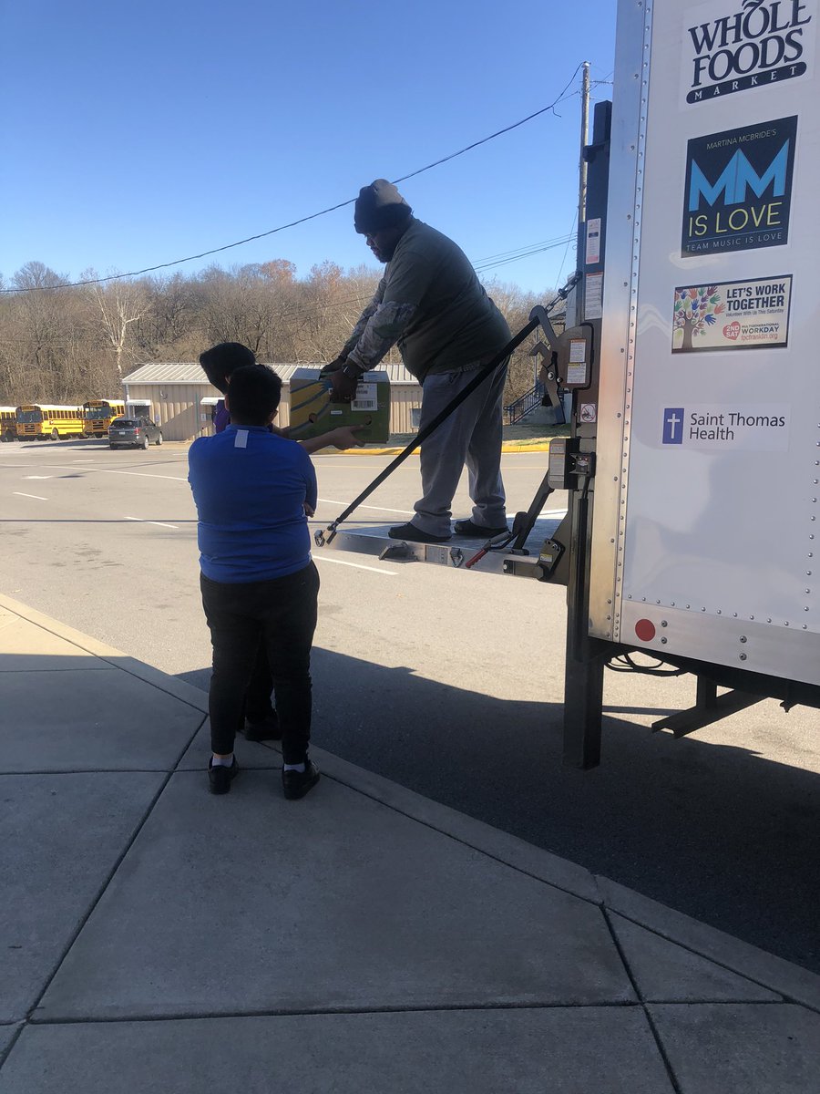 MakedaB_'s tweet photo. We love @OneGenAway! Today, @OneGenAway dropped off 100+ huge food boxes for us to distribute to our families! @CommAchieves @AntiochMPBears @churchofthecity https://t.co/J0P0hN0YXA
