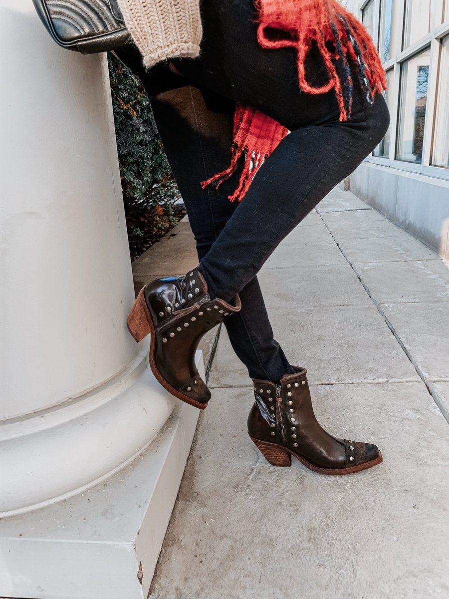 nicoleleffew's tweet image. Check out my new Justin boots I recently got thanks to following my tips for shopping conveniently &amp;amp; wisely with @Zappos! gofyi.ly/E4F68889 #sponsored #Zappos #ZapposxJustin #JustinBoots