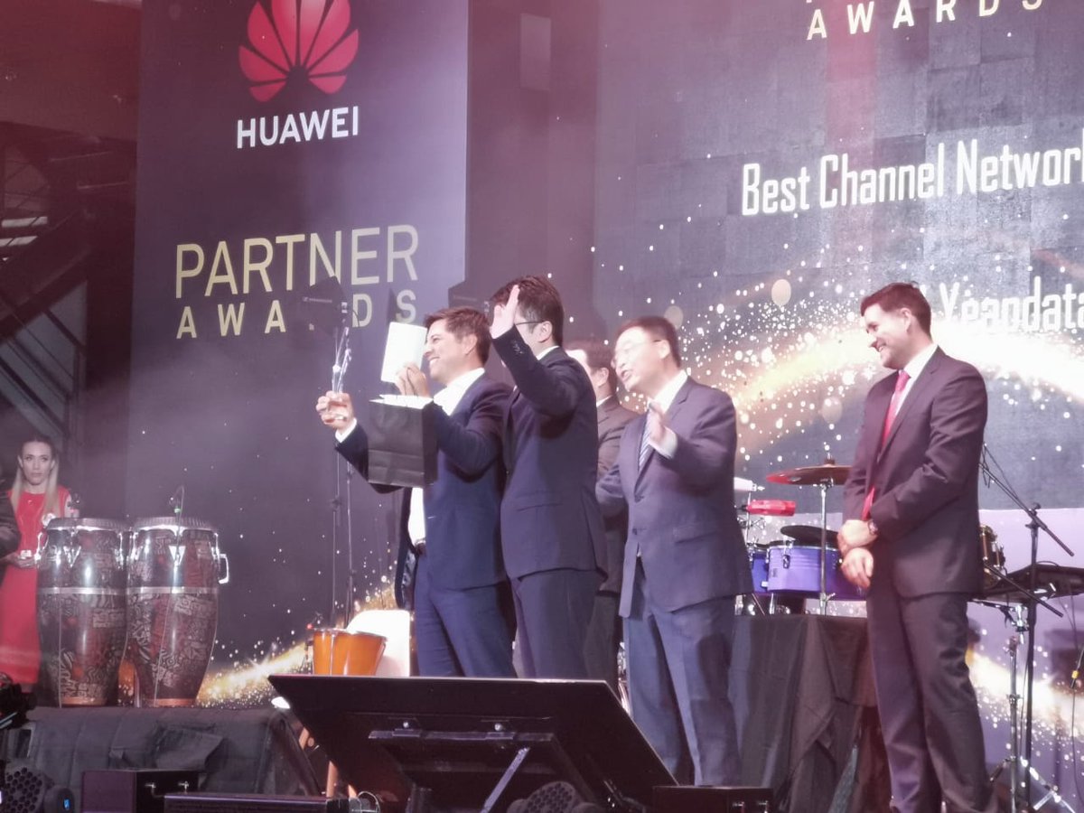 Huawei_Colombia's tweet photo. El ganador de la categoría de mejor canal para soluciones Networking es: @Yeapdata 

¡Felicitaciones! #HuaweiPartnerAwards https://t.co/HmQ4F3dINa