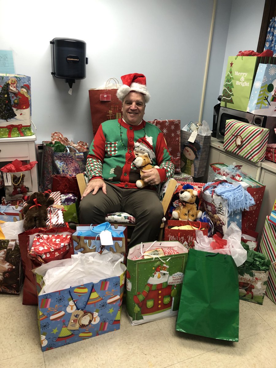 PrincipalTWelch's tweet photo. We have the most generous staff! They donated gifts for some of our families in need. https://t.co/SlPryWGxUg