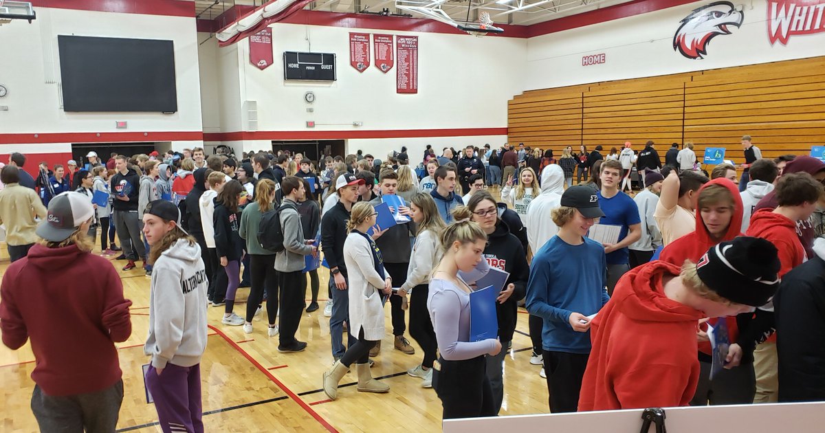 😊👍Had a blast with students at @MoundWestonkaHS at our #RealityFair today. Thanks to the staff for letting us hold the #realworld simulation event, & the volunteers that made the event happen! 🙌🙏 #twincities #mound #westonka #financialeducation #financialliteracy #twincities