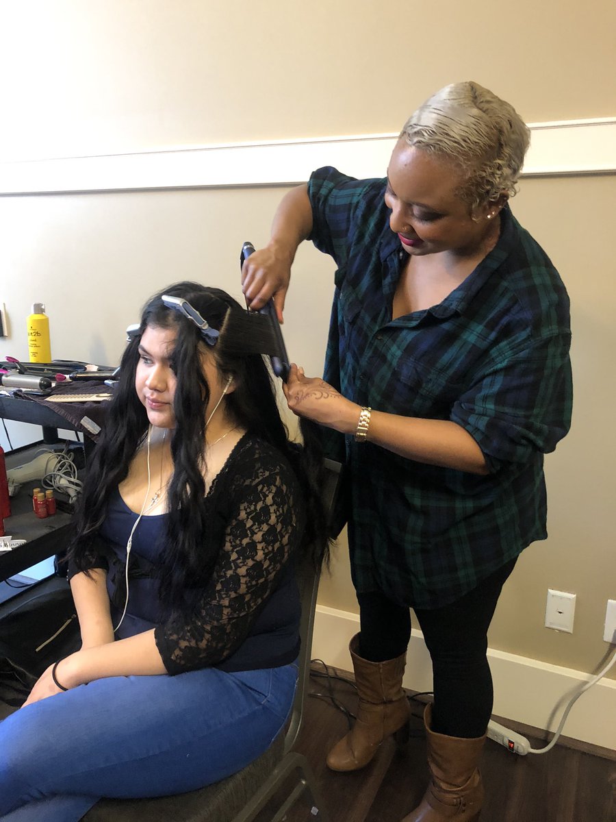 HISD_ROSES's tweet photo. #ROSESATMBALL A little behind the scenes actions with our Sponsors and Mentees! πΉ #ForeverROSES https://t.co/i2gwFrtqhp