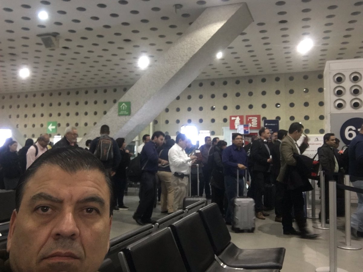 MontielAmoroso's tweet photo. Lo más fastidioso de viajar, sin duda son las demoras de las líneas en aepto. Cada vez es más caos con @Aeromexico que les pasa?? https://t.co/0kLiDGgPBS