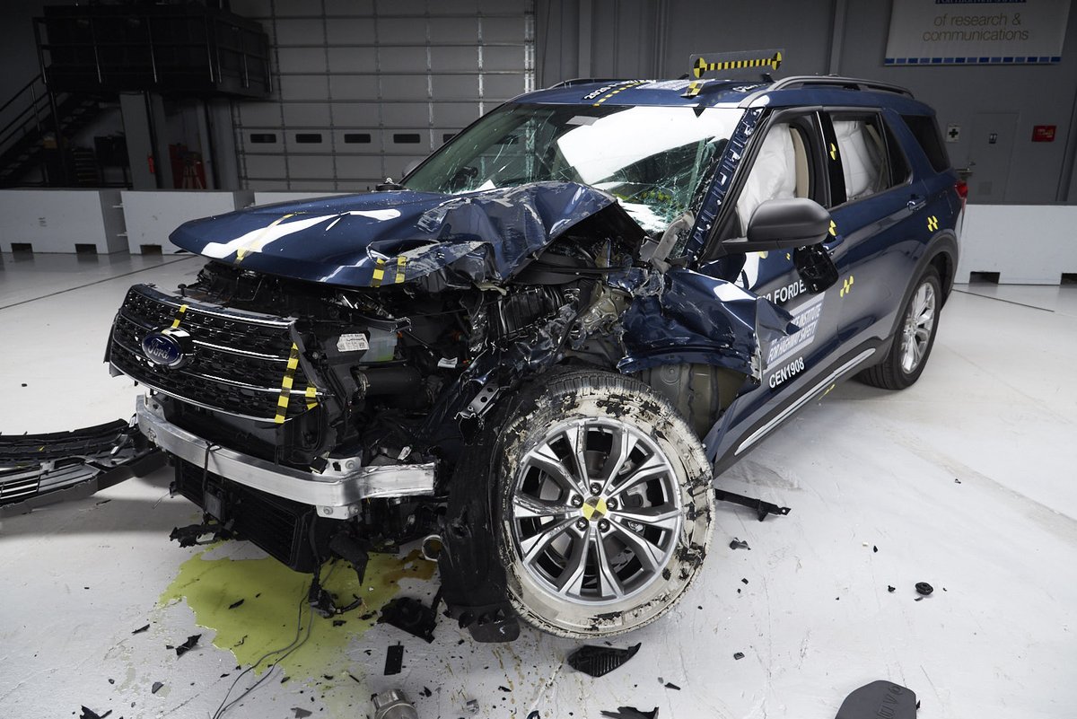 IIHS_autosafety's tweet photo. The 2020 Ford Explorer misses out on a 2019 safety award. https://t.co/u5e68Txpl0 https://t.co/mT6CtrRRH2