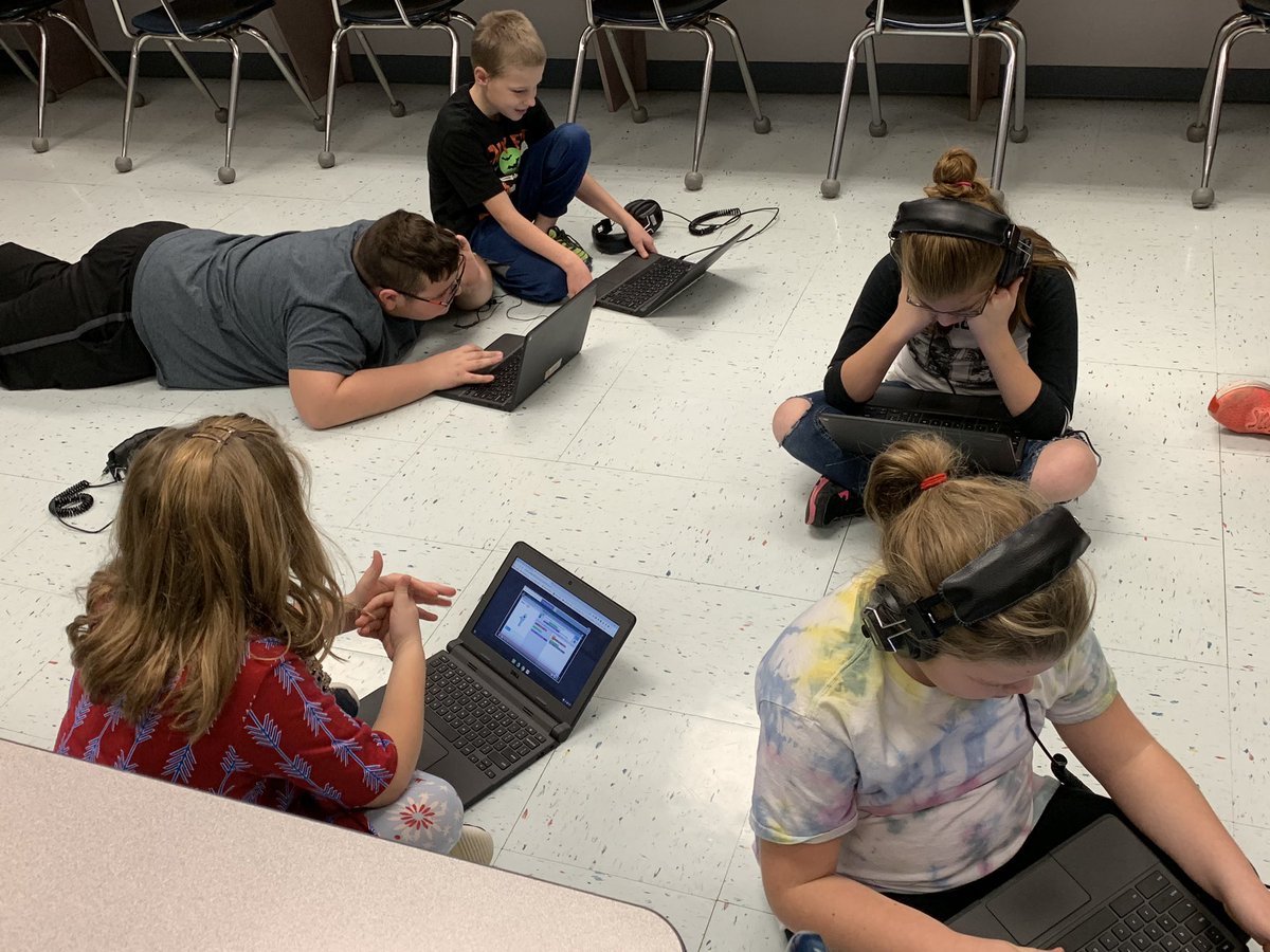 MES G4 students having a great time with Hour of Code #weRmilan #hourofcode #computerscience
