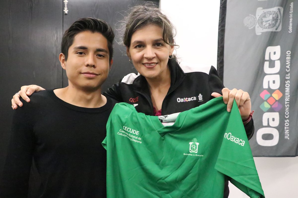 DEPORTE_GobOax's tweet photo. La Dir. De la #CECUDE, @MontseHeinze entregó uniformes exteriores e interiores al equipo de #Oaxaca que participará en el Campeonato Nacional de Basquetbol Sobre Silla de Ruedas de 1a. Fuerza en el Estado de México. ¡Vamos con todo chicos!.
@alejandromurat
@IvetteMurat https://t.co/dwKGXsg8j1