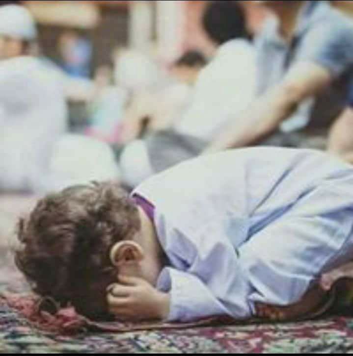 وأصمتُ حين تؤلمني جراحي
وأقسى من أنينِ الجُرْحِ صمْتُ
كتَمْتُ البَوْحَ حتى صرتُ وحدي
وعند اللهِ حين خَلَوْتُ بُحْتُ ..!