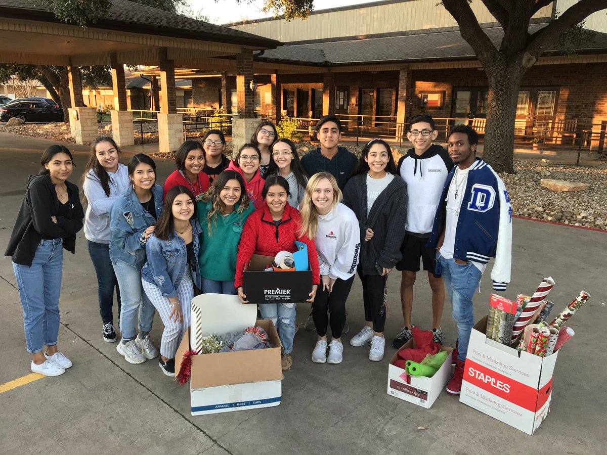 StuCo_CCHS's tweet photo. We had so much fun spreading good vibes and holiday love at Silver Pines nursing home and rehab center this evening.  Happy holidays, y’all! 🎄🎅🏼
@BastropISD @CedarCreekHS https://t.co/OlQ7sEzMgj