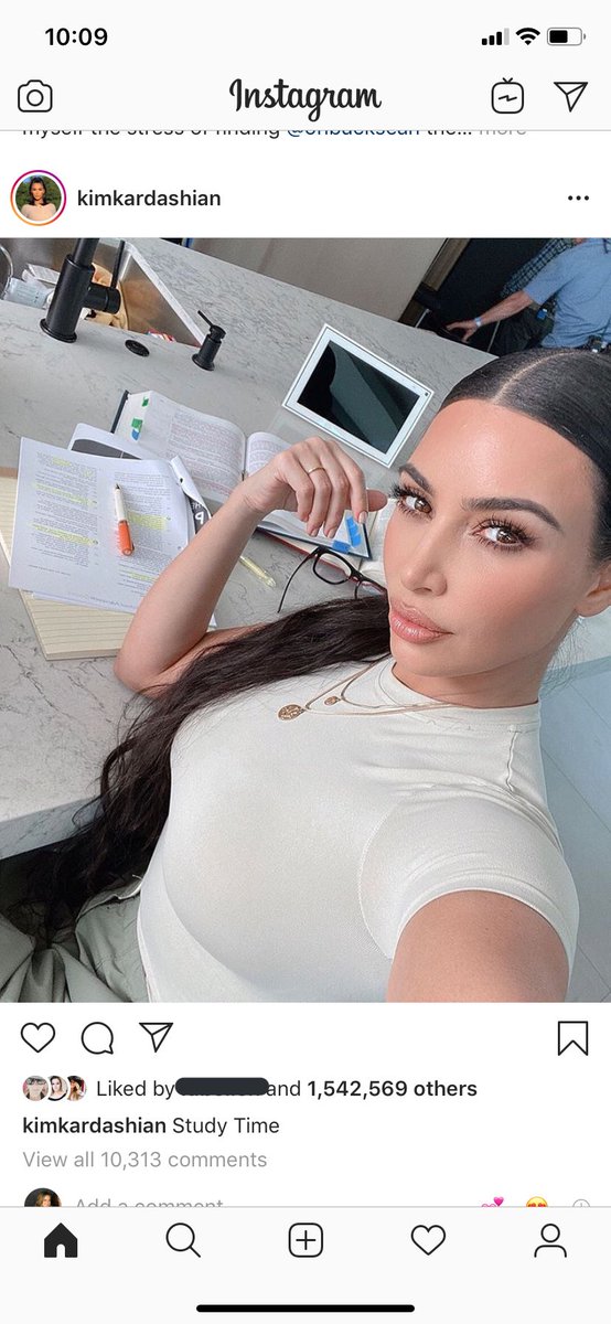 KelsieThacker's tweet photo. That girl who is too busy posting things like this to study then complains that the teacher was out to get her when she gets a 42% on the exam https://t.co/CycUTL4pN2