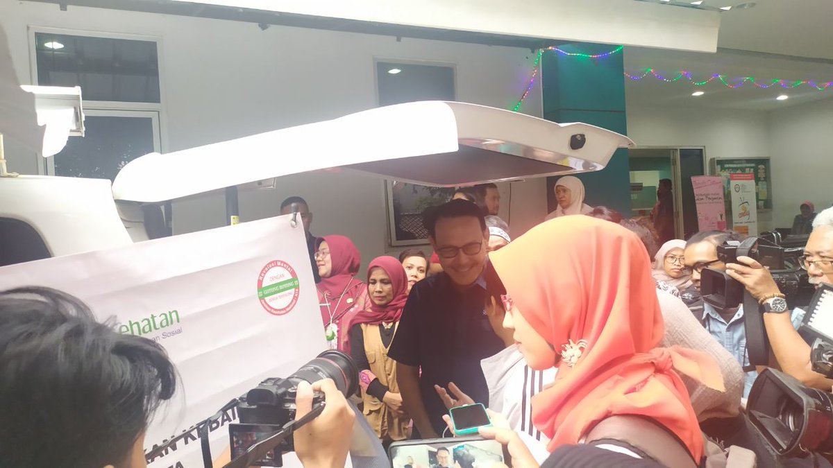 AldyTigor's tweet photo. Gilak, saking seriusnya, Dirutnya sampe sidak turun langsung, gini dong, pelayanan publik yg lain juga musti gini, kualitas pelayanan harus dipastikan sesuai SOP, jangan warna warni kaya onde-onde. 
Salut buat Tim #bpjskesehatanri #BPJSJemputBola 
#bpjskesehatan https://t.co/MducF3oeEp
