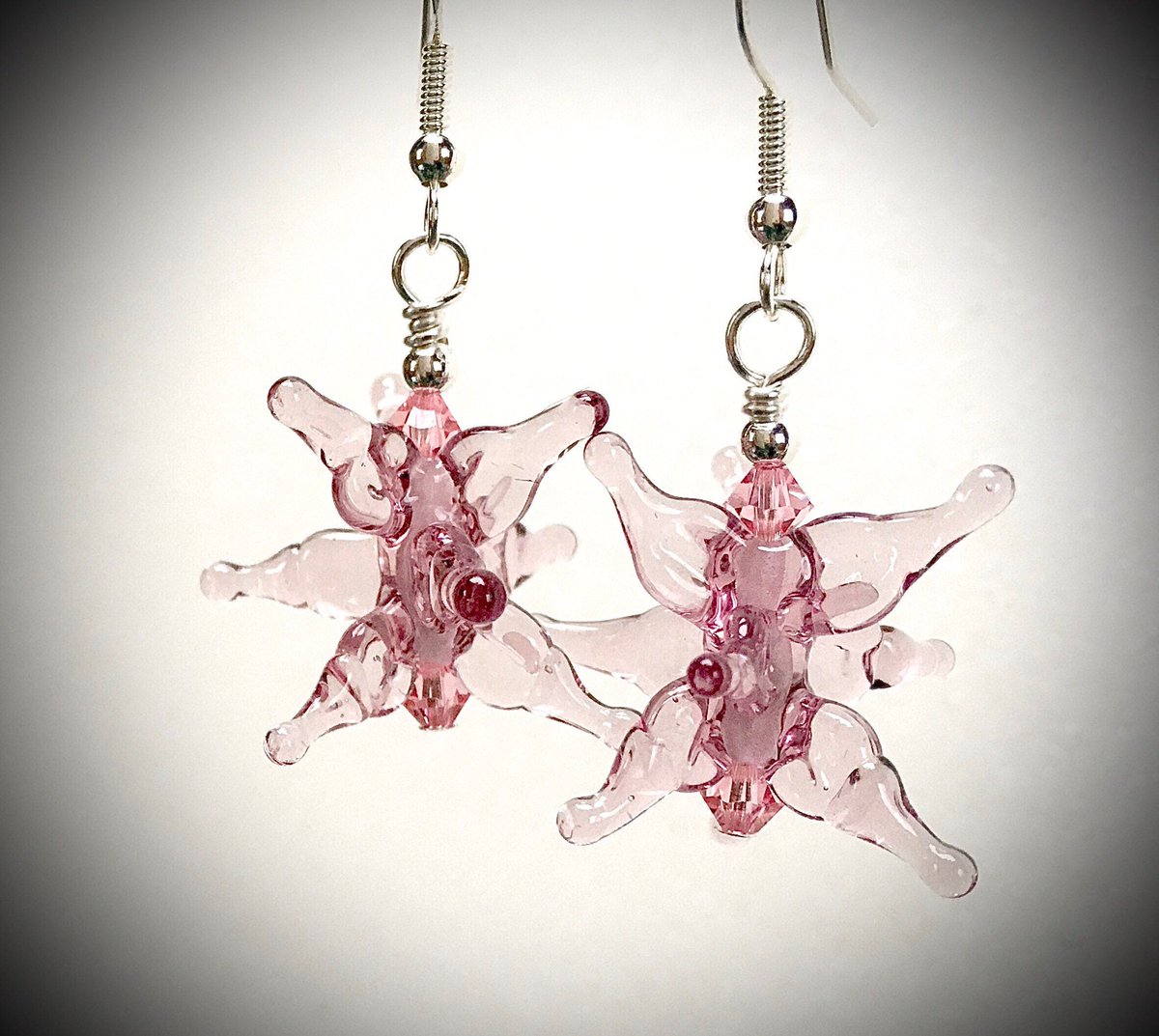 LisaVstudio's tweet photo. It’s still snowing, this time pink tinted snowflakes.

#HandmadeHour #handmade #Christmasgift #gift #lampworking #earrings #glassbead #lampworkbead #dropearrings #jewelry #Christmas #etsy #handmadelampworkbead #snowflake

3D Snowflake Drop Earrings https://t.co/K1xAoyadHG https://t.co/41UwVObgfl