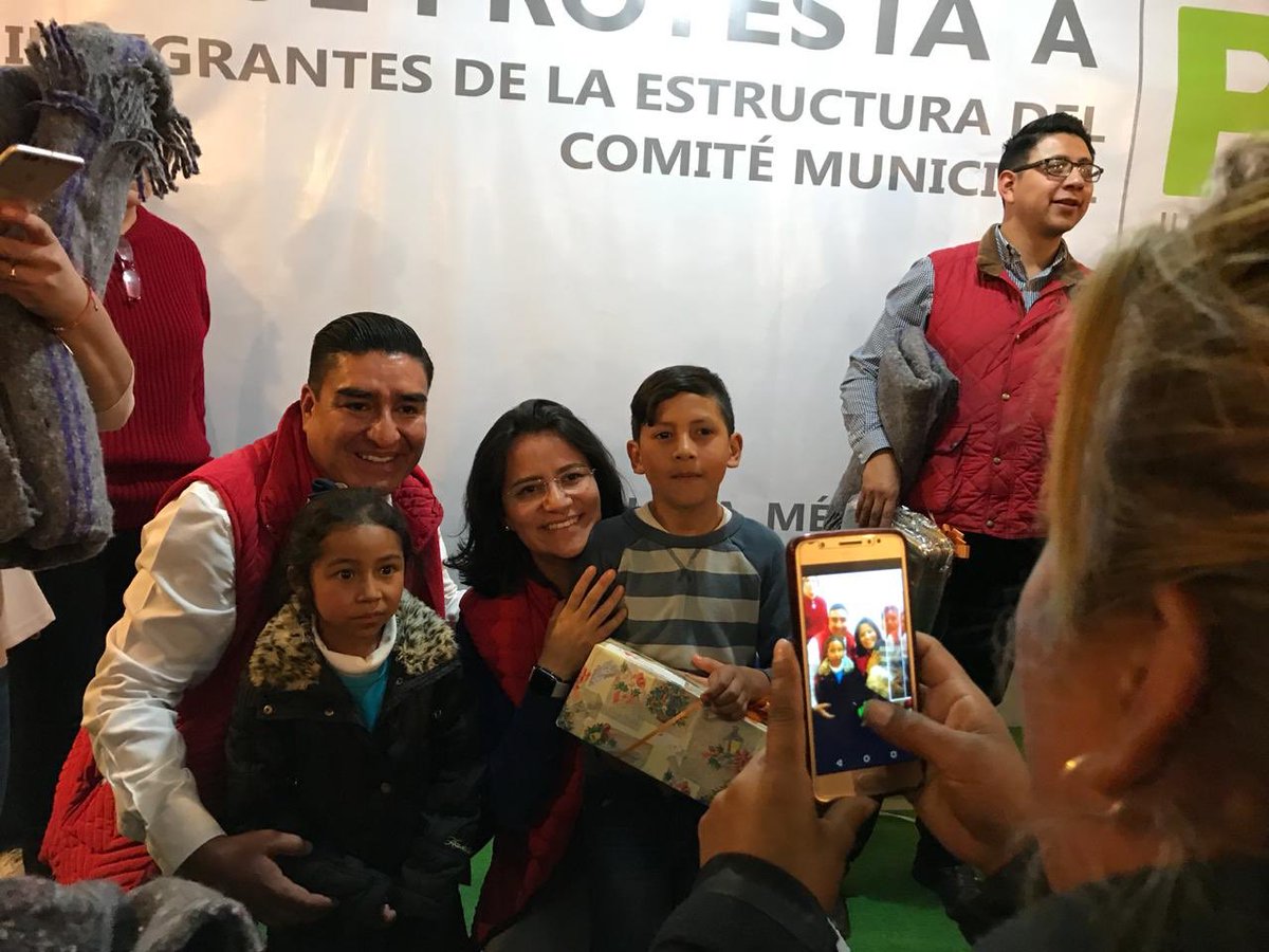 paojimh's tweet image. ¡Gracias por la convivencia y el cariño! Es un gusto para @OmarVelazquezR y para mi recibirlos en su casa! #FamiliaPRI #PrePosada 🎄🤶🏼 @PRIToluca2018