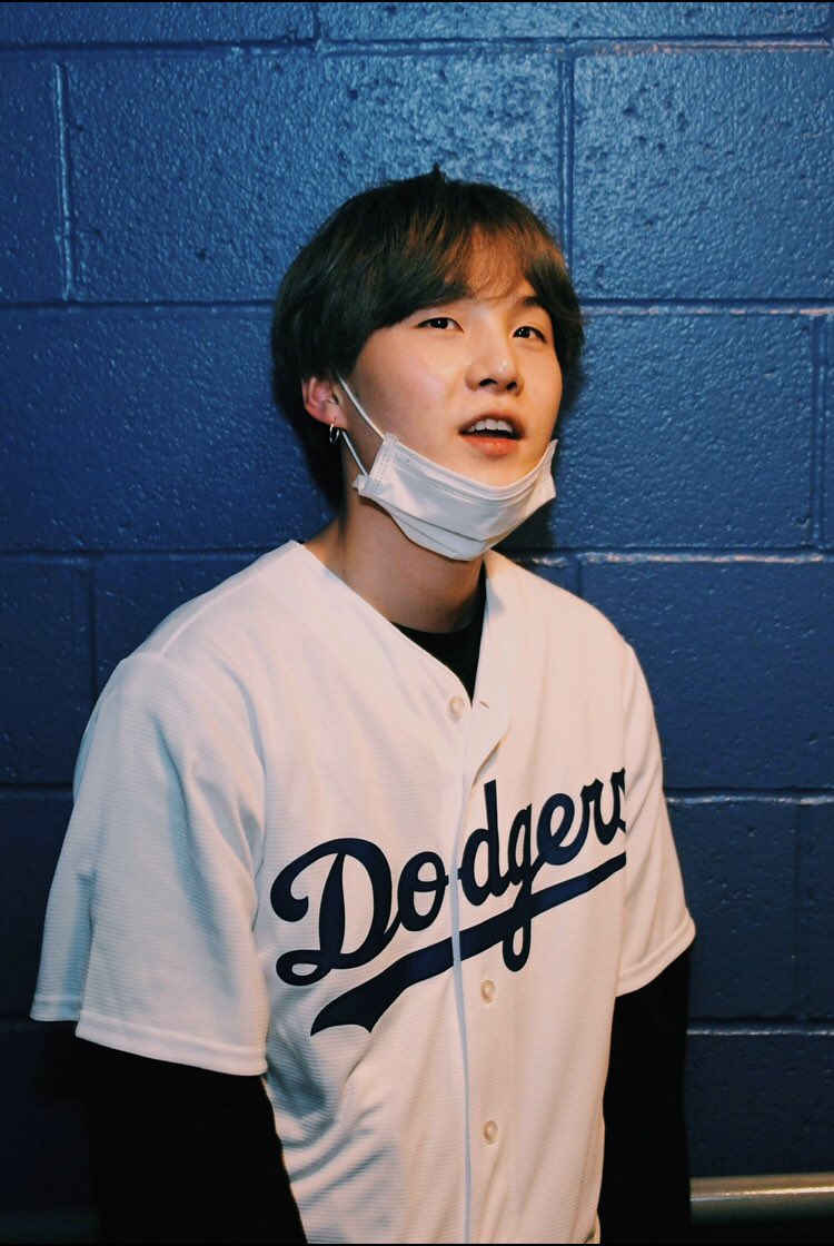 avamaen's tweet photo. so my mom’s friend knows the photographer for the Dodgers and asked him to ask Yoongi if he could take a picture of him for me. so this was meant for me. I didn’t originally post it cause I wanted it to myself but decided to post it so everyone can see it 💜 https://t.co/jl1p3rbeVf