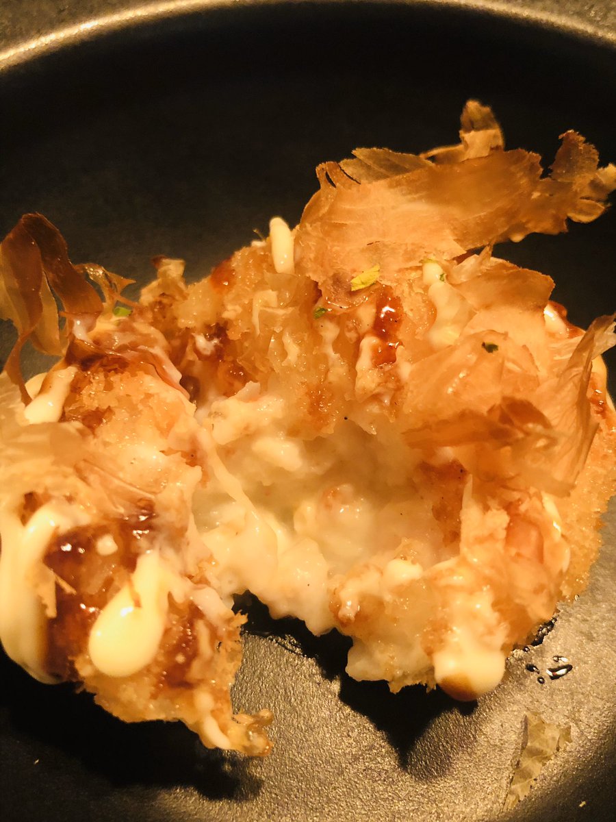 연남동 연어롭다
감격과...감격과...감격뿐... 연어 진짜 두툼하고 기름지고 맛남 연어 타다끼가 이케 맛난거였어?하면서 먹음 홍대쪽 연어 최강자야..
미소바지락 파스타는 진짜 조개 크고 짭짤한것이 맥주랑 매우 어울렸음 개존맛이야...
리조또는 크림이 적어서 넘 뻑뻑했음 크림고로케도 쏘쏘