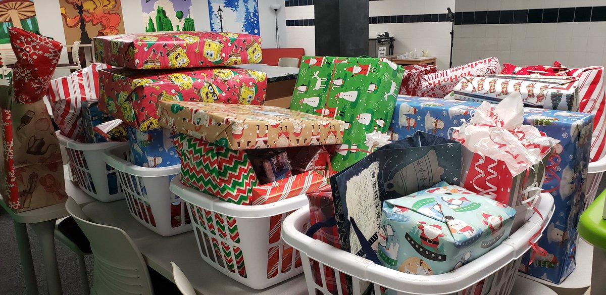 RotoliScience's tweet image. So very proud of our Link Leaders! As a group, Link Crew was able to provide 50 holiday gifts to families in need in our community! They also made gifts for our 360+ freshmen and 150+ faculty and staff here at VSHS. @VictorSeniorHS @VictorSchools