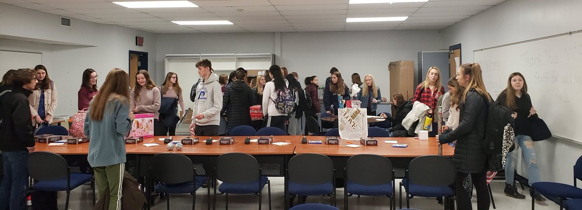 RotoliScience's tweet image. So very proud of our Link Leaders! As a group, Link Crew was able to provide 50 holiday gifts to families in need in our community! They also made gifts for our 360+ freshmen and 150+ faculty and staff here at VSHS. @VictorSeniorHS @VictorSchools