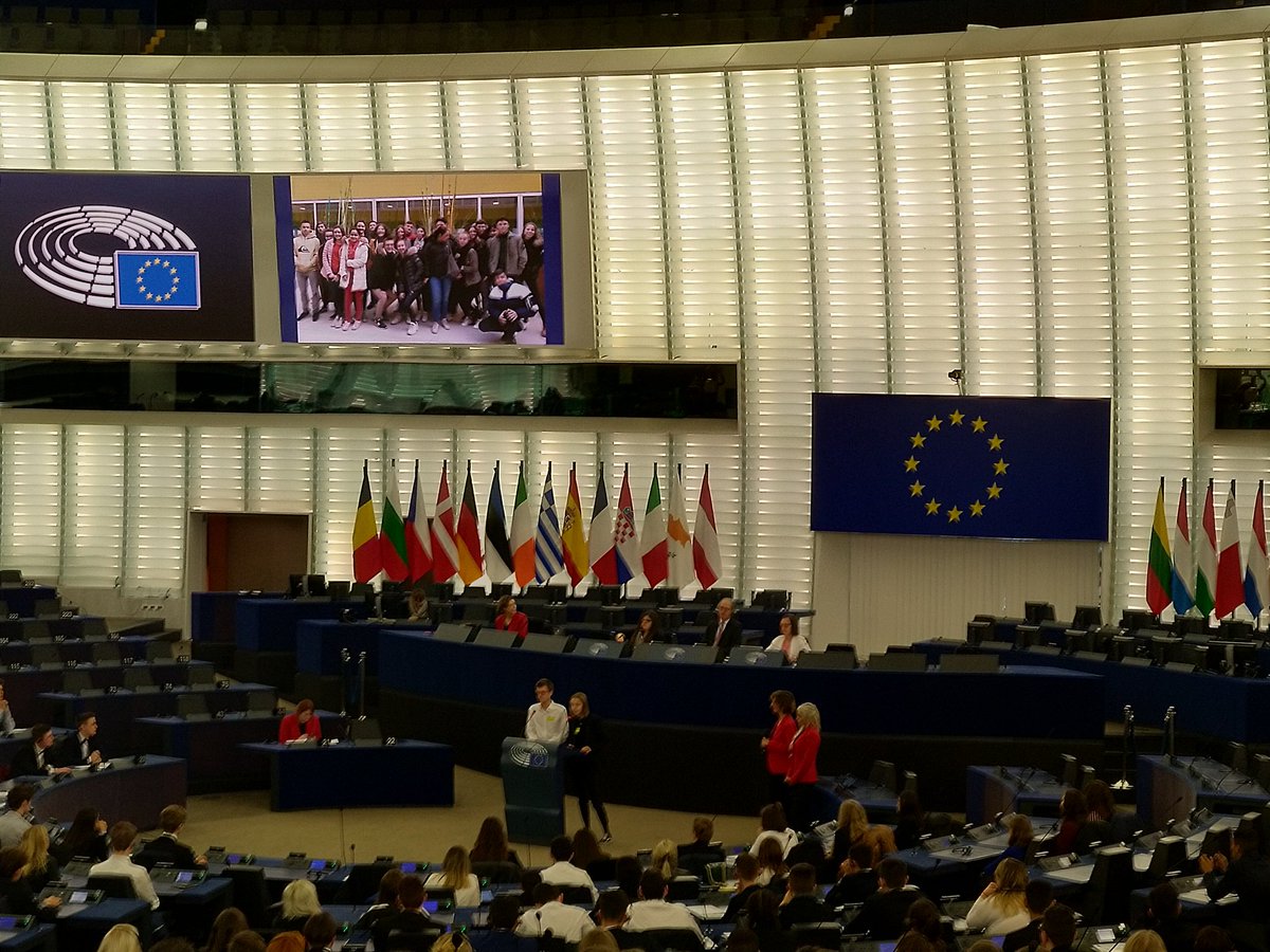 SesVeille's tweet photo. Intervention de la France @PEStrasbourg en faveur de la mixité scolaire avec les terminales ES de @SesVeille du @LpoFrancoise 

Présentation de notre lycée et de ses valeurs

Projection de la photo de notre lycée avec l'oeuvre :
Nous sommes le futur

🇪🇺🇫🇷🇪🇺🇫🇷🇪🇺🇫🇷
#euroscola121219 https://t.co/IiqBQlNV9u