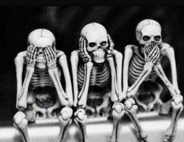MpotsaBw's tweet photo. #ThisDecember this is how #MpotsaAncestors will be looking at ya'll finishing all the monies forgetting January has 5 months in it.😏 https://t.co/mC4pgPH4Bv