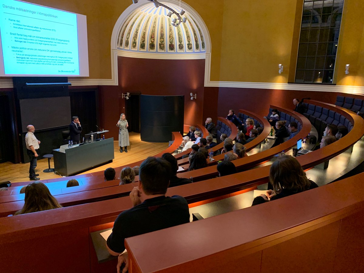 Our wonderful students and many guests meeting to debate #Climate policy and the North Sea Oil with MP Ida Auken, CEPOS' Otto Brøns-Petersen and our own professor Lars Gårn Hansen
#climateaction #sustainabilityinitiatives #sciencematters 

@sustain_UCPH @KU_IFRO @science_KU