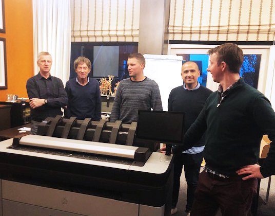 Onze Repro techniekers op HP Grootformaat service training. Hier op de foto bij de HP XL3600 MFP.