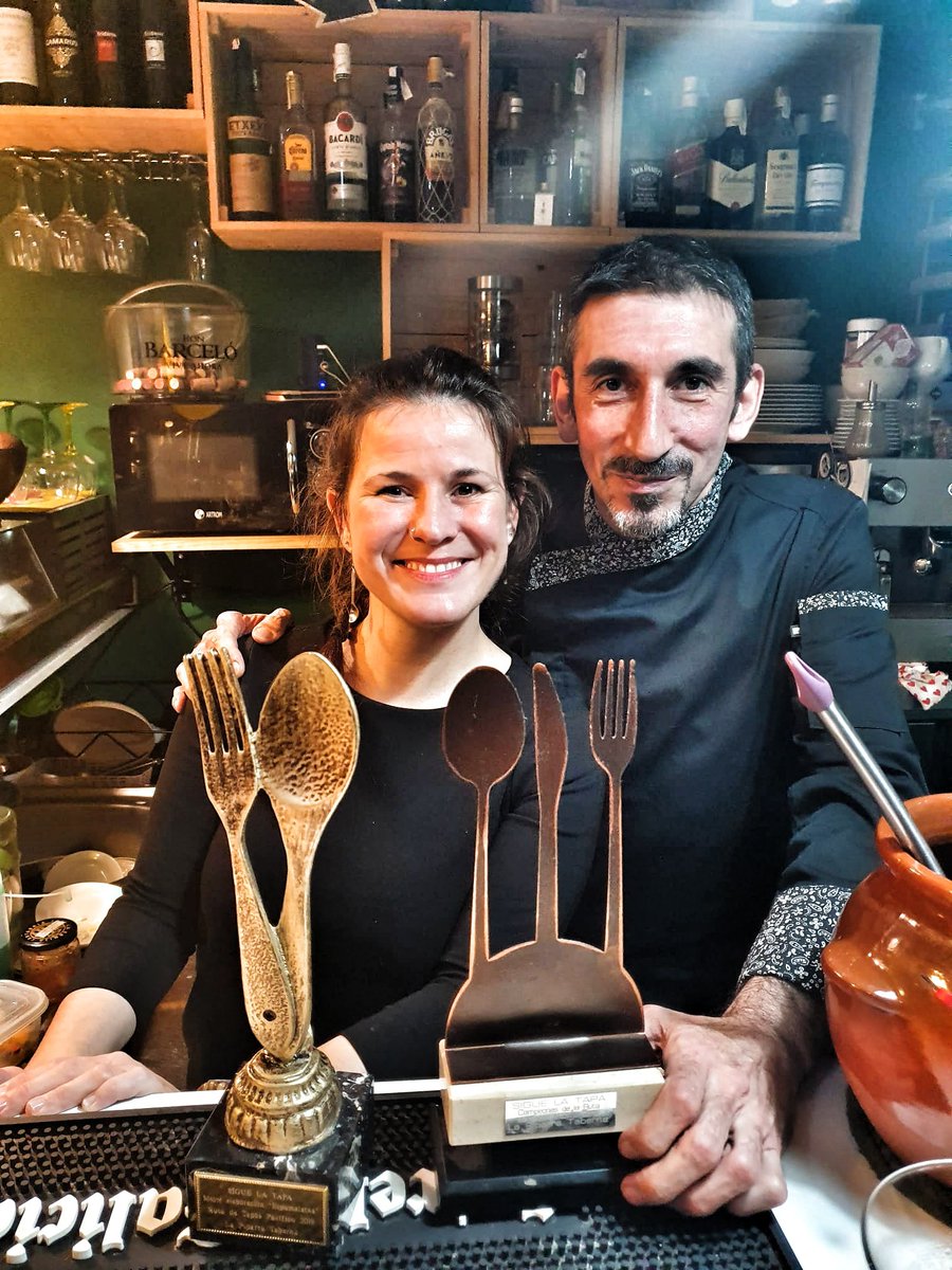 La semana pasada hicimos entrega de premios de la V #RutaDeTapasPacifico 🎉

La Piparra Taberna recibió el premio a la mejor tapa 2019 🏆🍛

Y nuestros ganadores de los sorteos el Pack Jameson y una Cata de Cervezas de <a href="/ESPUMACervezas/">ESPUMA - Cultura Cervecera</a> 🍻🥃

¡Nos vemos el año que viene! 👋
