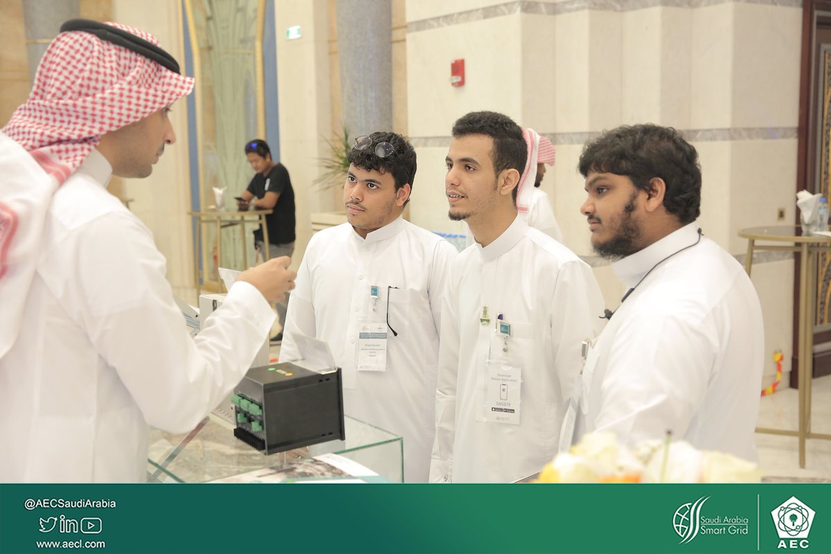 عدد من الزوار يتفاعلون مع الحلول المقدمة من #الإلكترونيات_المتقدمة في #مؤتمر_الشبكات_الذكية.